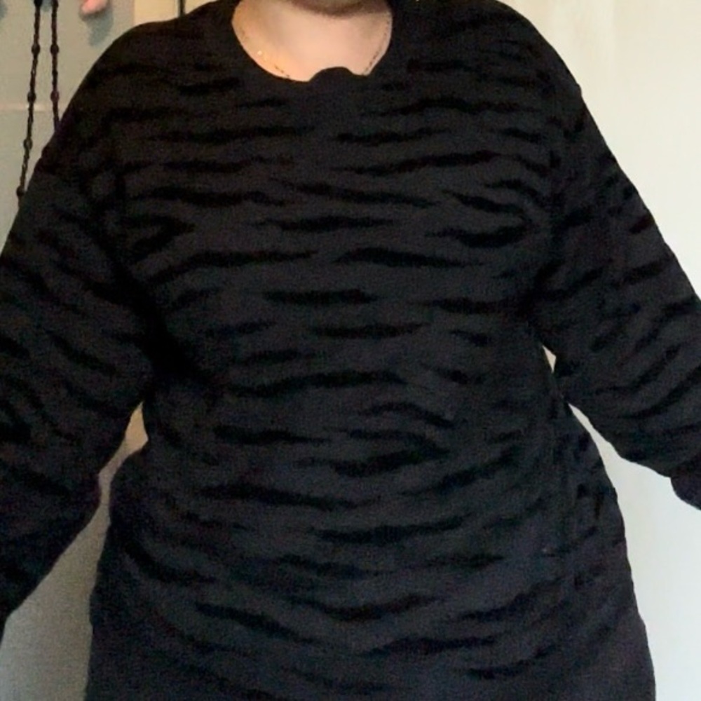 Time and tru Black and grey tiger print sweater